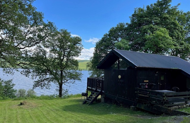 Charming loch side log cabin with hot tub & stunning views across loch