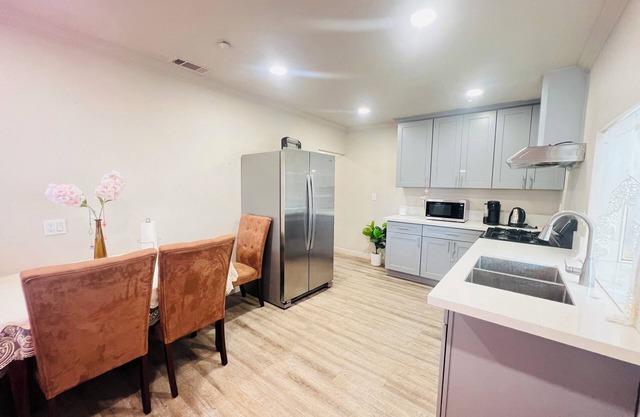Charming master room in San Gabriel with WiFi and AC