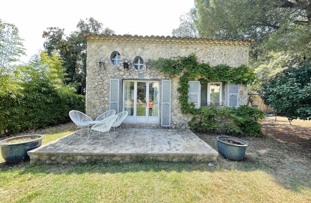 Charming Mazet with 700m2 garden