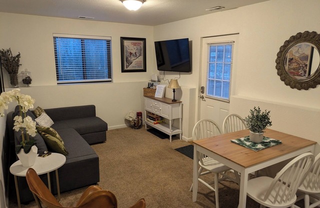 Charming mother in-law apartment in Park City with private entrance.