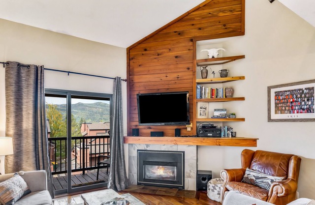 Charming mountain condo with great views, sauna, pool, and hot tub