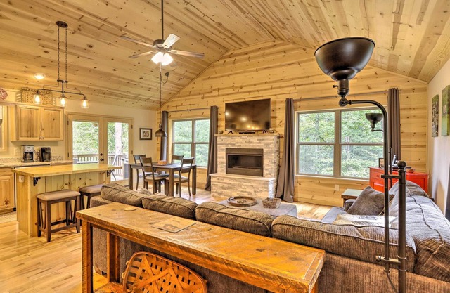 Charming Murphy Cabin w/ Gas Grill + Fire Pit