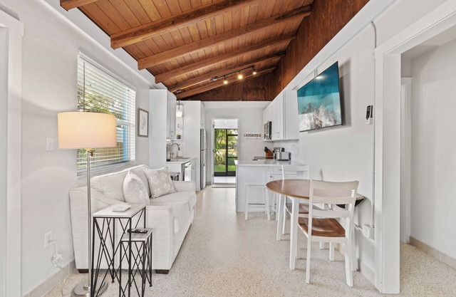 Charming Naples Retreat – Your Perfect Getaway!