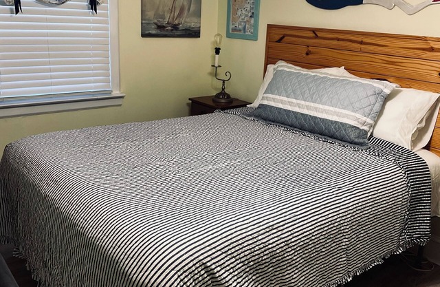 Charming, nautical themed 1-bedroom upstairs apartment in Washington ,NC