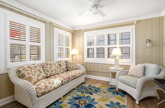 Charming Oceanblock Cottage just steps to beach! FREE LINENS