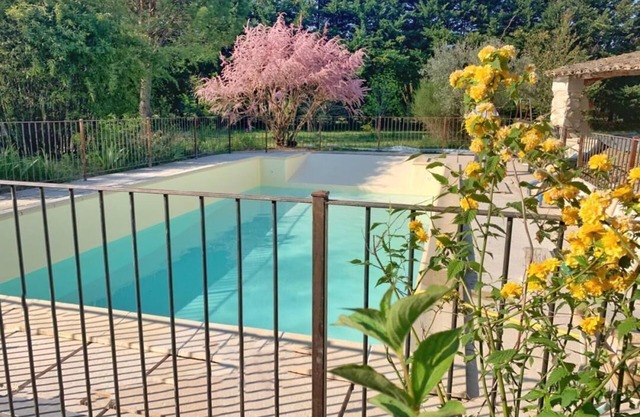 Charming old farmhouse with swimming pool between Luberon and Alpille