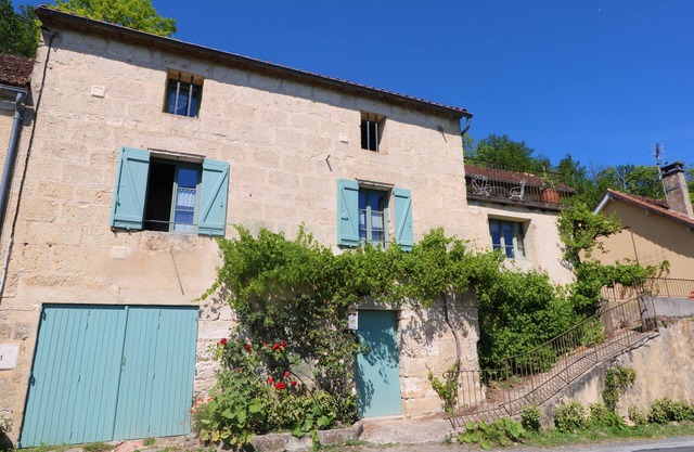 Charming old house with private garden and pool, great views over the village.