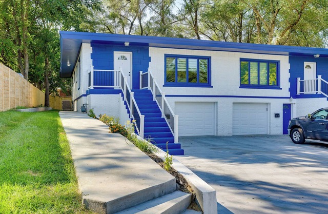 Charming Omaha Getaway - 3 Mi to Baxter Arena!