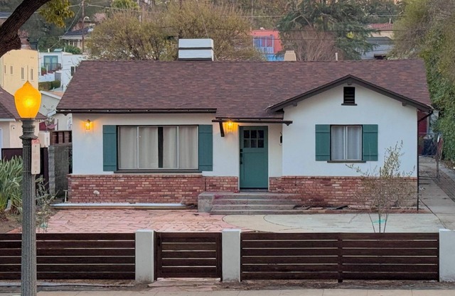 Charming Pasadena Retreat in a Central Location on a Gorgeous Tree-Lined Street