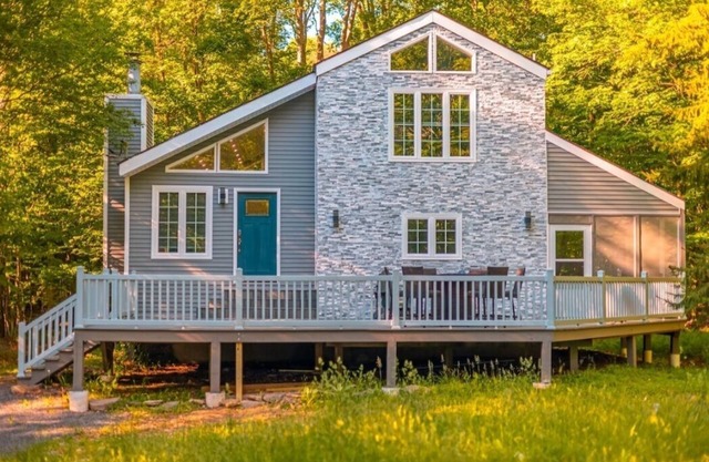 Charming & Peaceful LUXURY 3-bedroom chalet in Gouldsboro