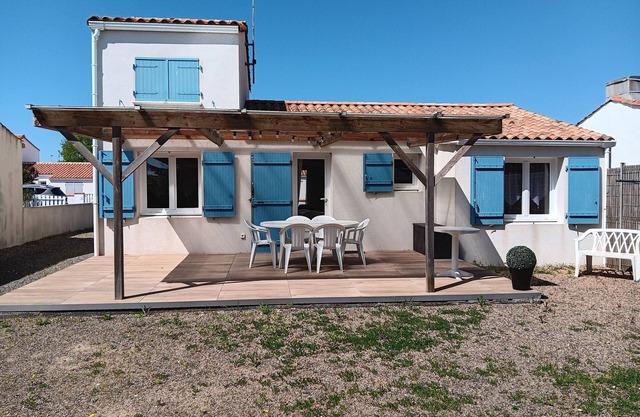 Charming Pet-Friendly Holiday Home with Garden, Near Beach and Shops