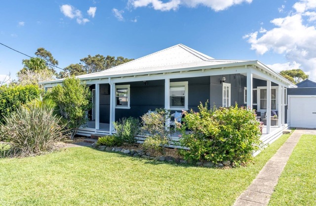 Charming Pet friendly Beach Cottage - 100m to beach and lake