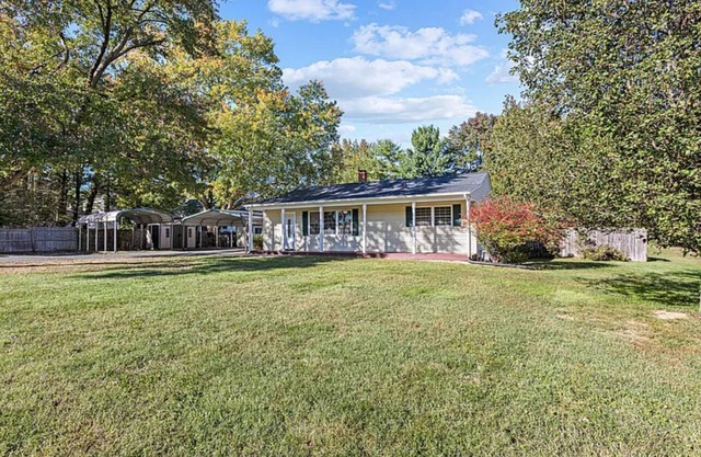Charming Pet Friendly 4-bedroom house in quaint Fredericksburg with WiFi, AC