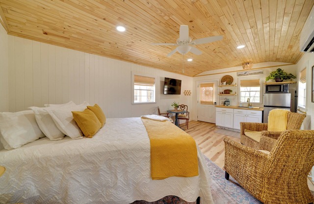 Charming & Pet-Friendly Bandera Studio w/ Fire Pit