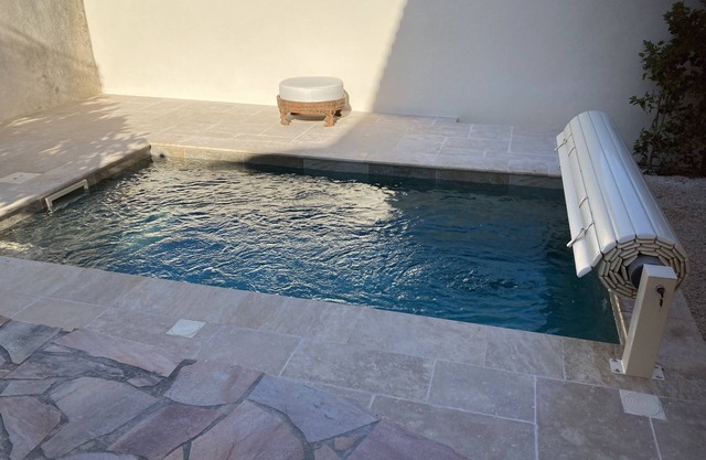 Charming Provencal house with swimming pool 5mns walk from the Sablettes beach