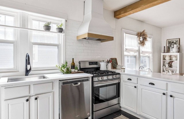 Charming! Remodeled 4-bedrm, 3 bath, less than 1 mile to Notre Dame. Super Clean
