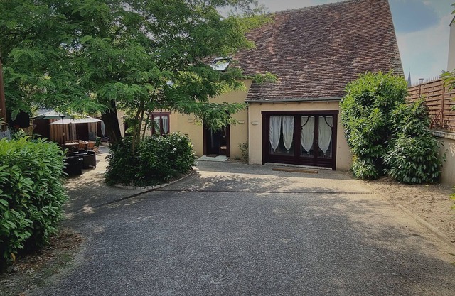 Charming Renovated Home: Modern Comfort Near Châteauroux Center, Sleeps 10, Private Courtyard