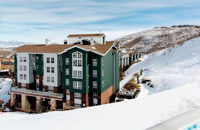 Charming resort built into Wasatch foothills with ski-in/ski-out convenience