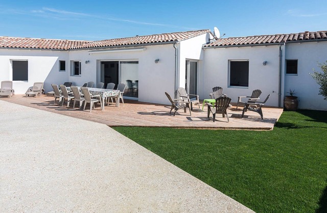 Charming Retaise House in La Flotte