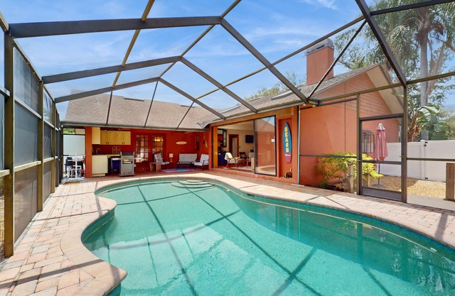 Charming retreat with pool, dog friendly, centrally located near Gulf with WD