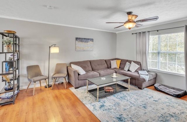 Charming River Valley Hideaway 4 Bedroom Home by Redawning