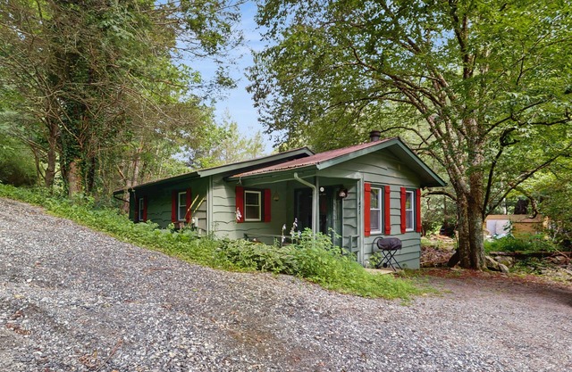 Charming Riverfront 2BR house with Full Kitchen and Wifi | Dog-Friendly