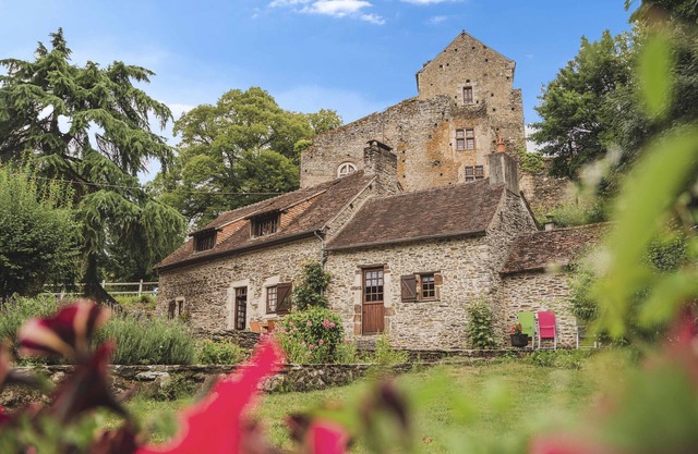 Charming Riverside Cottage with Fishing & Wifi, Near Historic Sites