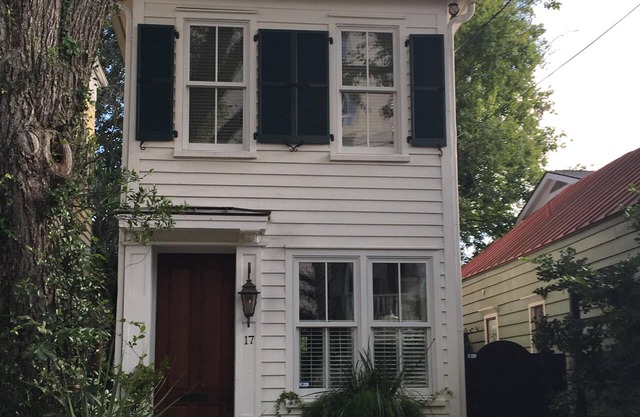 Charming Row House 2 Bedrooms with Parking and Private Patio