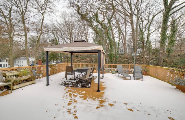 Charming Saugatuck Condo w/Private Deck + Grill!