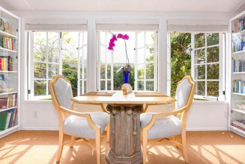 Charming Seashell Cottage Overlooking Secret Gard