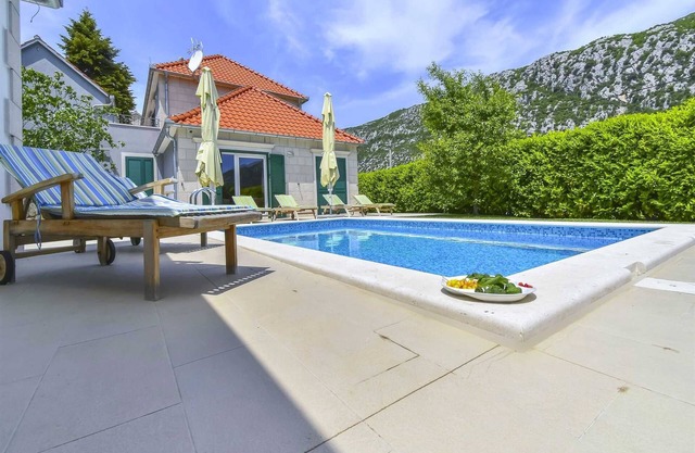 Charming serene 3-BR pet-friendly Villa for 6 with pool