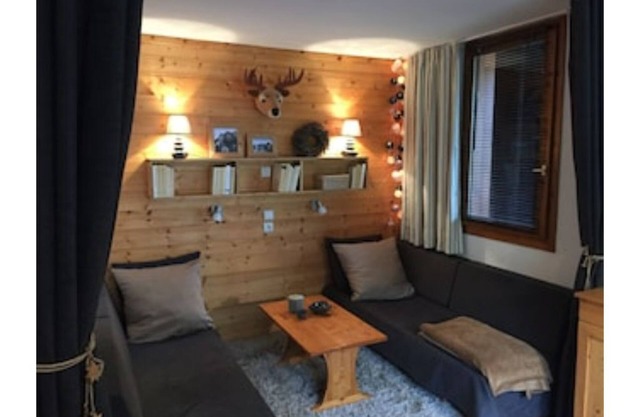 Charming ski-in/ski-out chalet apartment 50m from slopes and shops