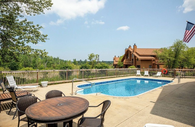 Charming sleeps 6, 2 bath steps to golf, Enjoy fall colors on your deck!
