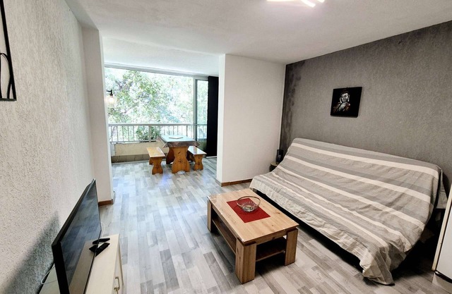 Charming studio, sleeps 4, bright, 500 meters from the beach and shops.