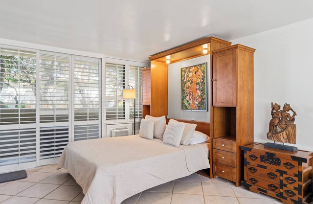 Charming Studio Apartment with WiFi, AC in beautiful Diamond Head Beach Park!
