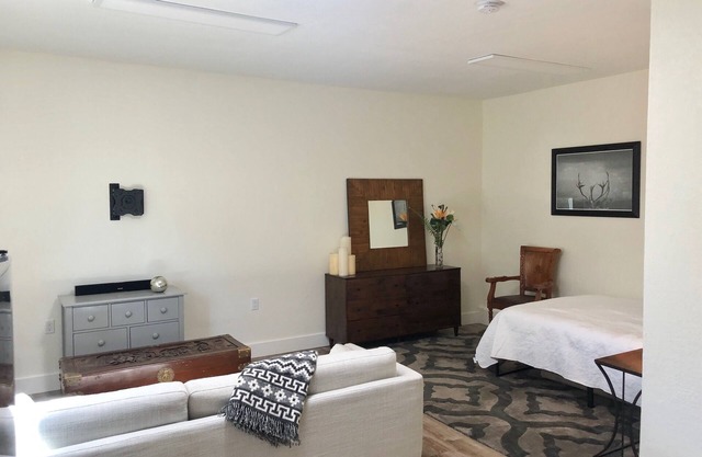 Charming Studio in Great Location in Charming Napa, Close to Downtown.