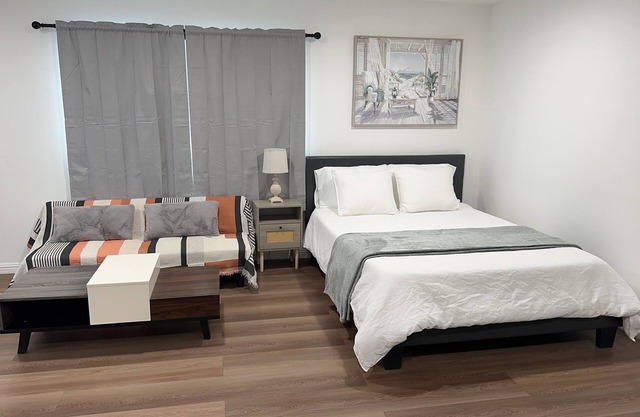 Charming studio in welcoming Glendora with AC, WiFi & full kitchen