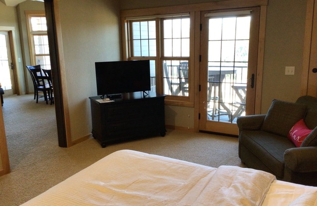 Charming Studio w/Queen Bed & Twin Sleeper – Northernaire Resort Three Lakes WI