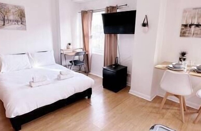 Charming Studio with Private Balcony in the Heart of Chelsea