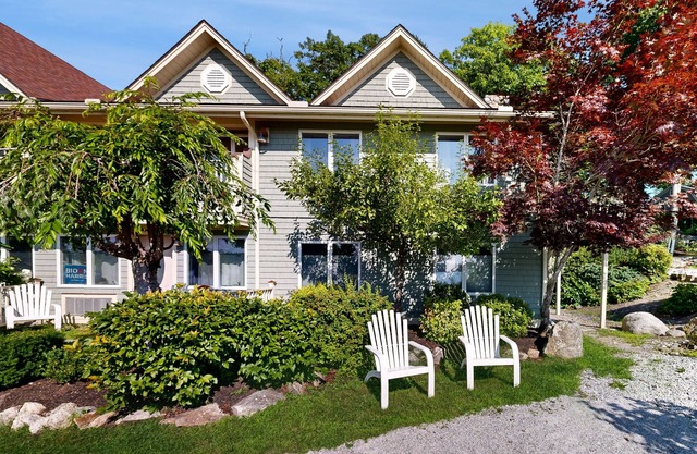 Charming Studio with Stunning Bay Views, AC, and Internet