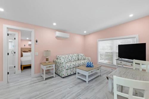 Charming Suite with Balcony and Bikes at Historic Sandpiper Inn