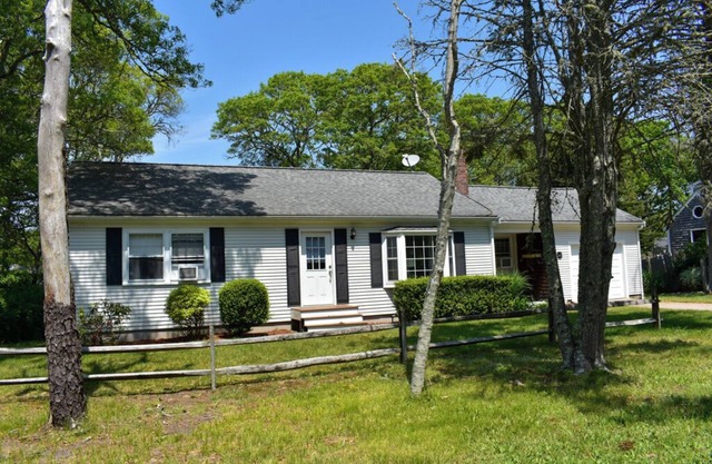 Charming three bedroom home, only 2 miles to Jackknife Beach in Chatham
