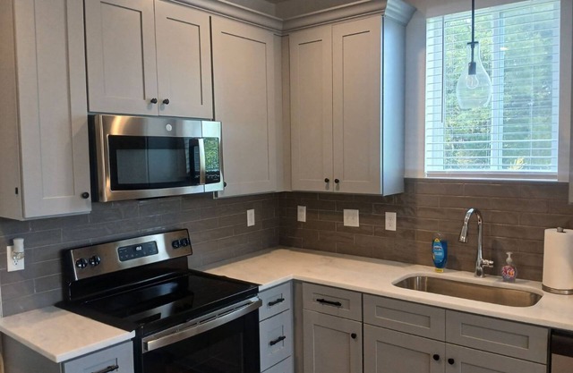 Charming townhome with WiFi and King Bed in brilliant Lafayette