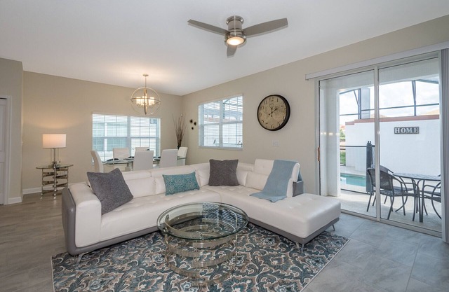 Charming Townhouse 5Beds/4Baths/Pool/18 Min Disney