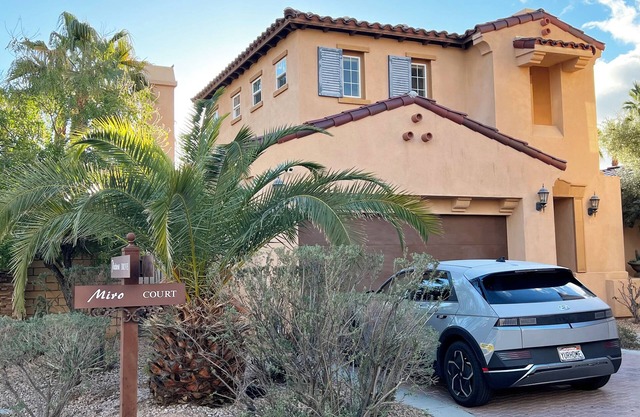 Charming Tuscan villa getaway with relaxing pool & spa in fantastic Palm Springs