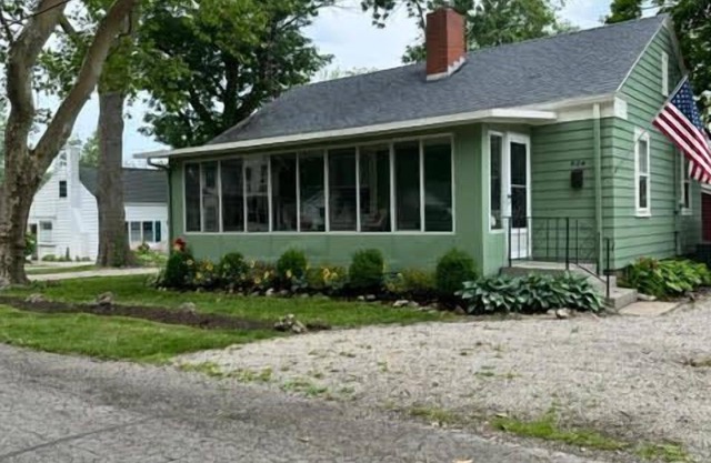 Charming two bedroom cottage inside Lakeside!