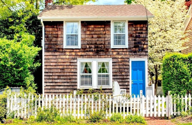 Charming two bedroom cottage--walk to village