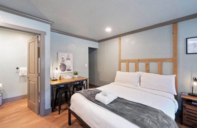 Charming, Updated Double Queen on Stateline - Blue Jay Lodge