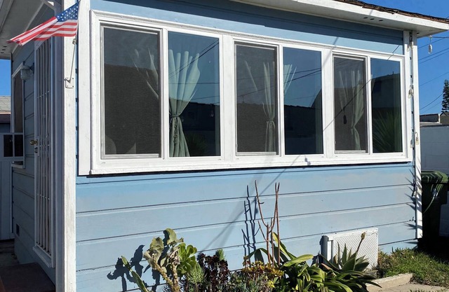 Charming Urban Cottage in LA’s Newest Hotspot-close to LAX, SOFI, WiFi, AC…