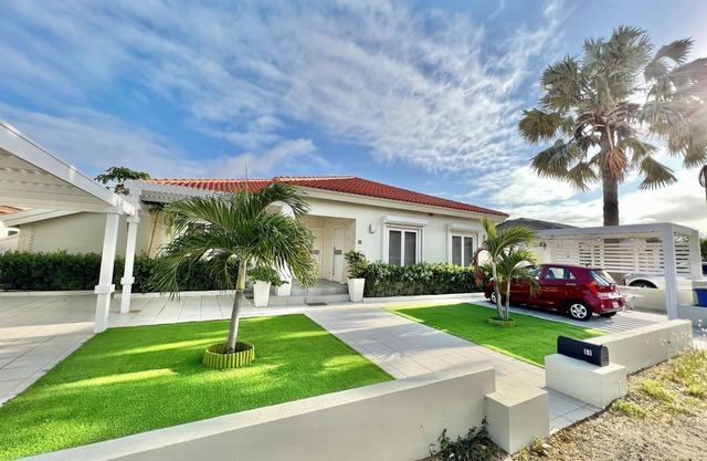 Charming Villa sleeps 10 in Noord w/Plunge Pool